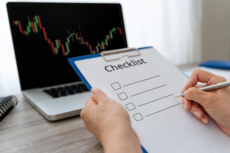 Professional Forex trading checklist infographic showing trend analysis, support and resistance, price action confirmation, economic calendar, risk management, stop loss, take profit, position sizing, and a TradingView-style Forex chart.